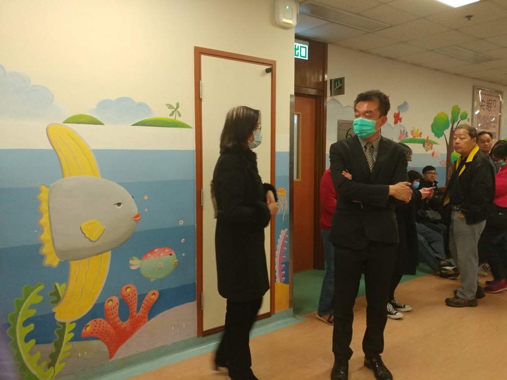 佛教陳榮根紀念學校校長(右)和校董(左)在病房外等候消息。(黃傑偉攝)