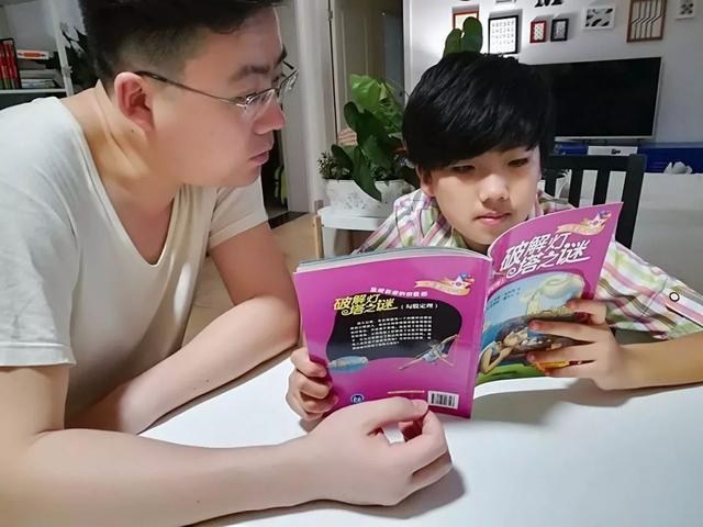 爸爸負責陪伴讀書。