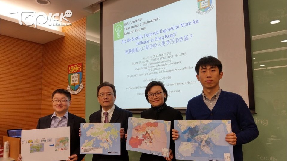 港大劍橋清潔能源與環境研究平台總監李安國教授(左二)指數據準確度平均達86%。（袁楚楚攝）