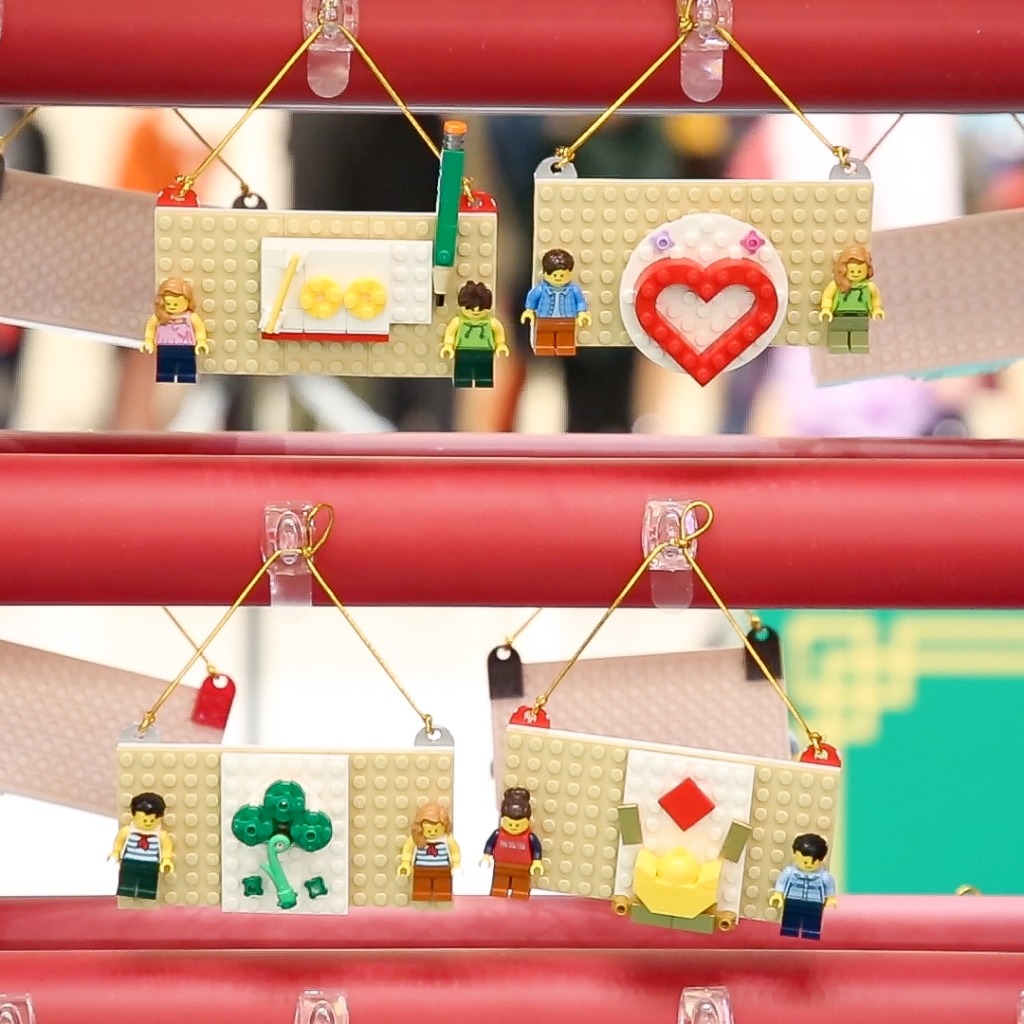 追蹤新城市廣場Instagram或關注商場微信號 ，即可參加砌出專屬LEGO®許願牌。