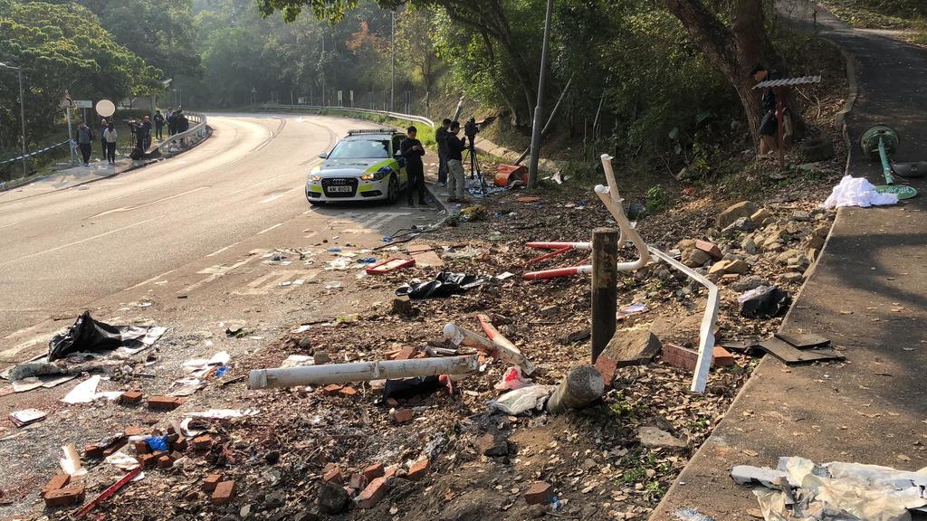 九巴大埔公路翻車意外現場已解封，原本巴士站被剷至完全消失，地上散滿乘客遺下物件。