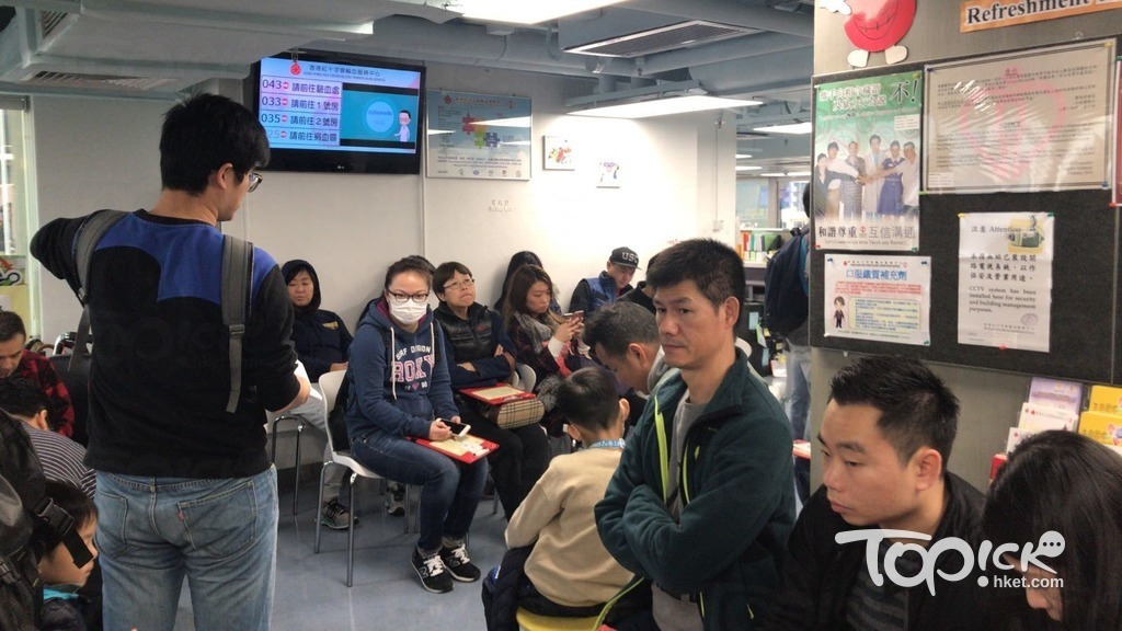九巴車禍血包救人的需求增加，紅十字會銅鑼灣捐血中心一早擠滿捐血市民。（經濟日報記者攝）