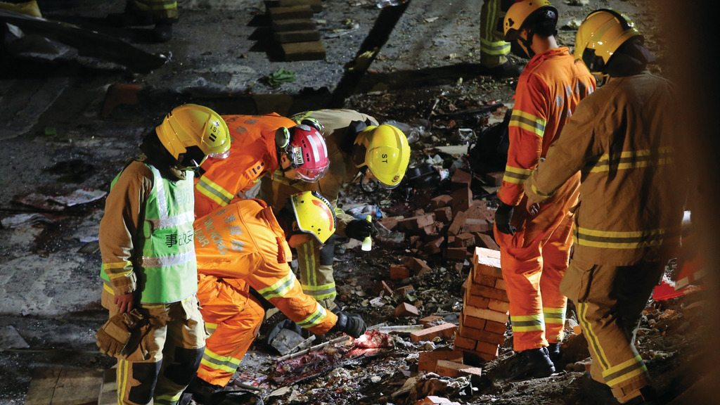 九巴大埔公路車禍19人死亡，消防員在漆黑中盡力檢拾死傷者破碎殘肢和遺物。(陳靜儀攝)