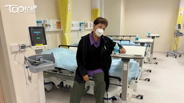 肥媽日前在社交平台上載一張坐病房床邊相片。