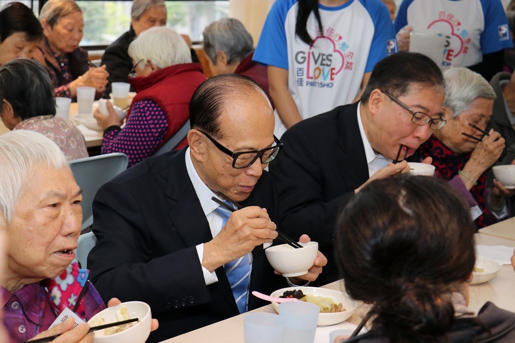 李嘉誠和長者們一起進餐，他笑稱過去數餐只吃麥皮，今天有三餸一飯，加上能夠和長者一起，吃得非常開心。（惜食堂提供相片）