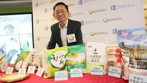 香港有機資源中心總監黃煥忠表示，12個無機砷超標食米樣本中包含4個有機產品，而無機砷攝入過量可引致心血管疾病和加速患癌風險。（陳國峰攝）