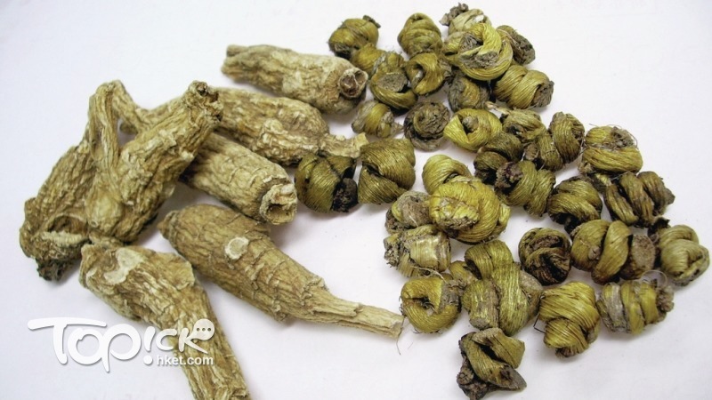 石斛（右）及花旗參（左）也是常用作袪濕清熱的藥材。（《經濟日報》圖）