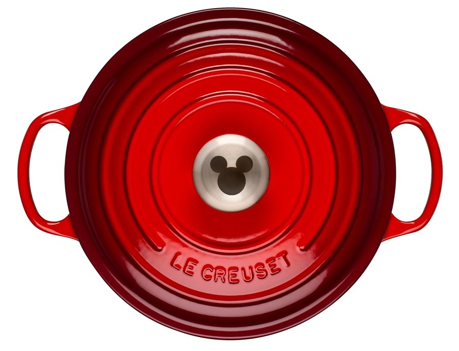 Le Creuset聯乘Disney推出的鑄鐵鍋鍋蓋上印有米奇老鼠的圖案。