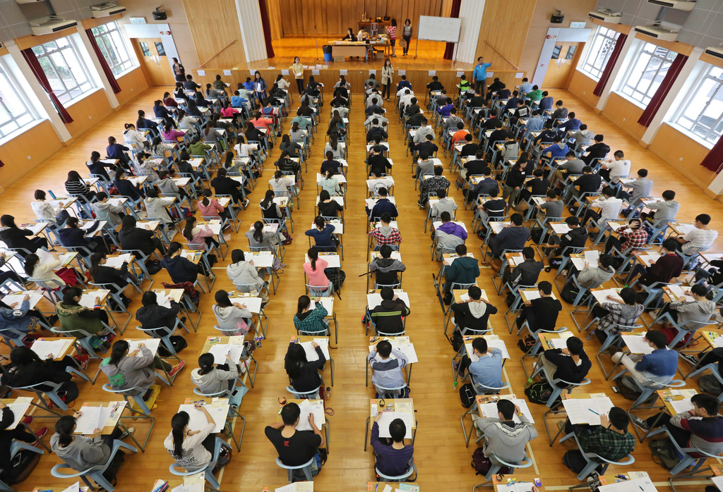 戴Sir表示，部分「玩嘢」學生會在應考數學科時，故意把旁邊考生的文具弄跌。