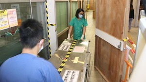 青衣一名年幼女童，晚上8時許疑食提子時鯁喉，陷入昏迷狀態送院後不治死亡。