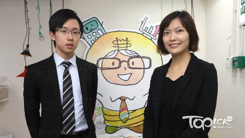 香港家庭福利會註冊社工張雅琳（右）指出，新一代好少「有錢過手」，家長多以八達通形式給子女零用錢，或用作其日常使費，部分更設成自動增值，  久而久之，小朋友對錢的概念模糊，在購物亦不看價錢，用多了不會感到肉痛。（張永康攝）