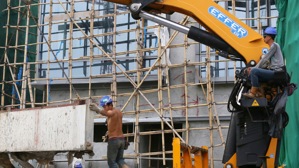 本港多項大型基建接近尾聲，帶動建造業工程後期工種人手短缺，薪金水漲船高，起樓驗樓以至裝修等亦欠缺人手。（資料圖片）