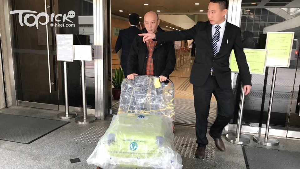 被告劉璋輝殺害死者後，將屍體放於行李箱內。