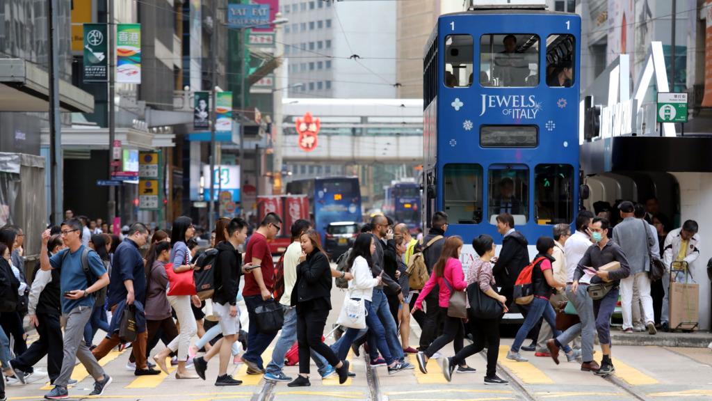 據統計處數字，本港家庭住戶入息中位數為2.76萬元，而按個人職業劃分，專業人員月入中位數更增至4.13萬元，兩者均為有紀錄以來新高。