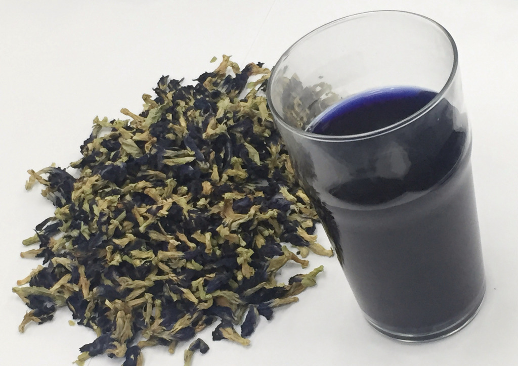 少量乾的蝶豆花，已可沖泡出深藍色的飲料。（陳永康　攝）