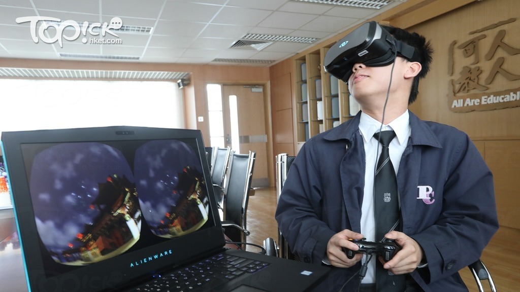 。學生戴上VR頭盔，即從第一身視角，變成作者辛棄疾。遊戲期間，學生會遇上不少沉浸於佳節賞燈猜謎的途人，並需要完成各項任務及回答問題。（張永康攝）