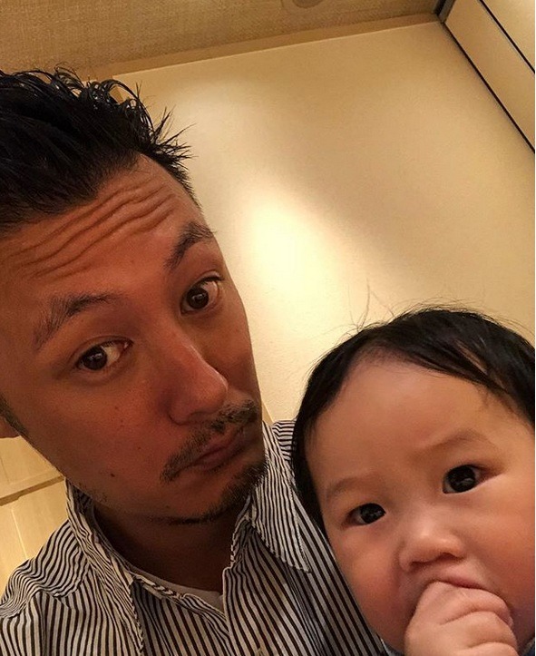 余文樂愛小孩，常在IG抱著家人孩子拍照。（取自余文樂IG）