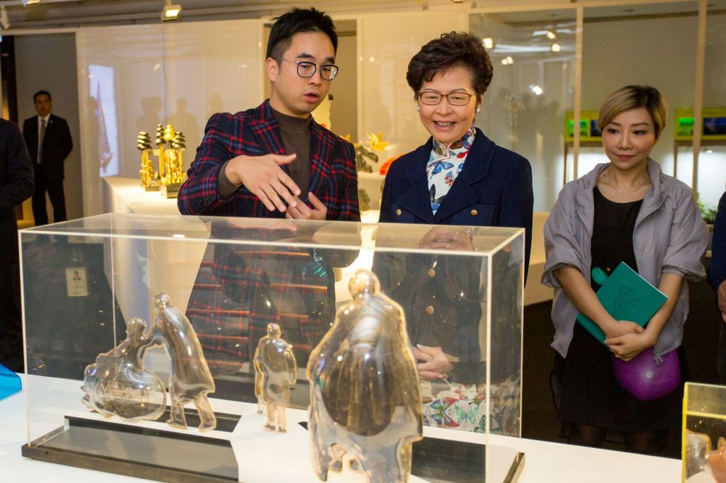 新世界發展（00017）執行副主席兼總經理鄭志剛化身藝術導賞員，帶林鄭參觀K11 Art Foundation（KAF）舉辦的「Emerald City」藝術展覽。（新世界提供相片）
