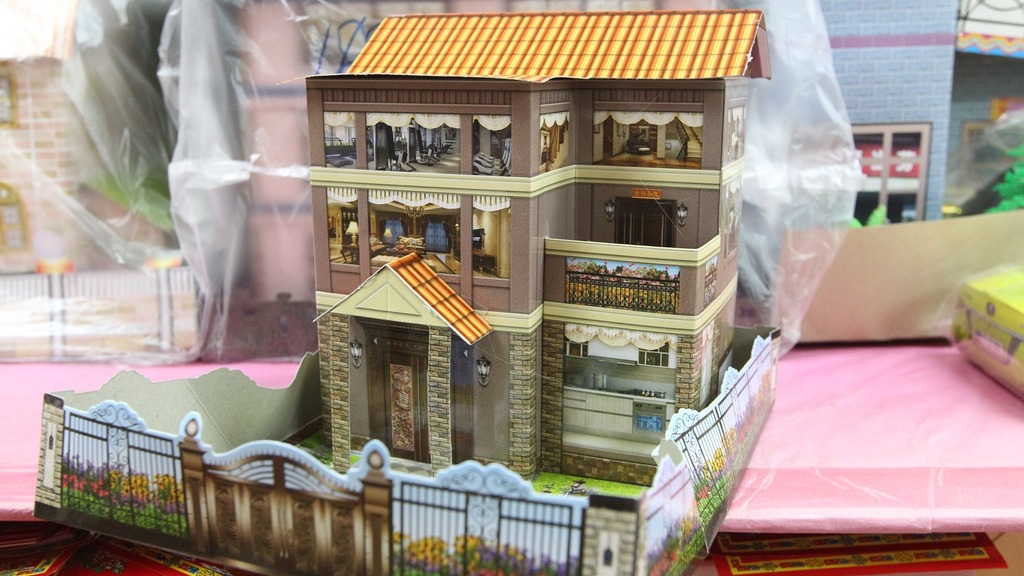 今年有紙紮店推出「劏房」大屋，每層一劏5至7間套房。(相片來源：經濟日報相片庫）