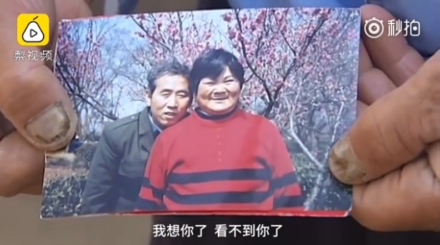 張先生想念妻子時，就惟有看看舊照片。（梨視頻截圖）