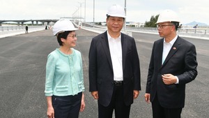 港珠澳大橋防波堤被質疑崩角，特首林鄭月娥(左)稱，勿因一張相懷疑工程有問題。(資料圖片)