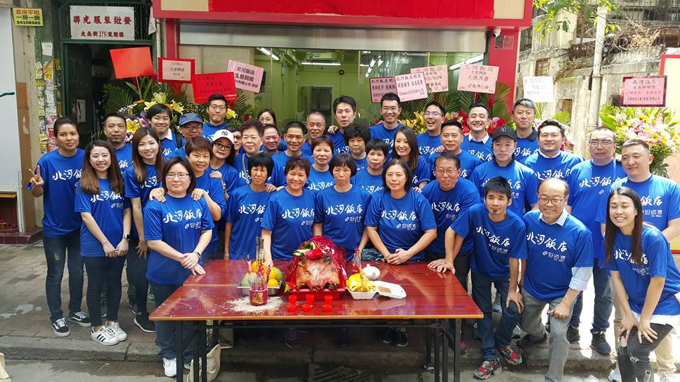 北河飯店開張當日，大批義工及街坊好友前來支持明哥。（圖片來源：馮檢基 Frederick Fung Facebook）