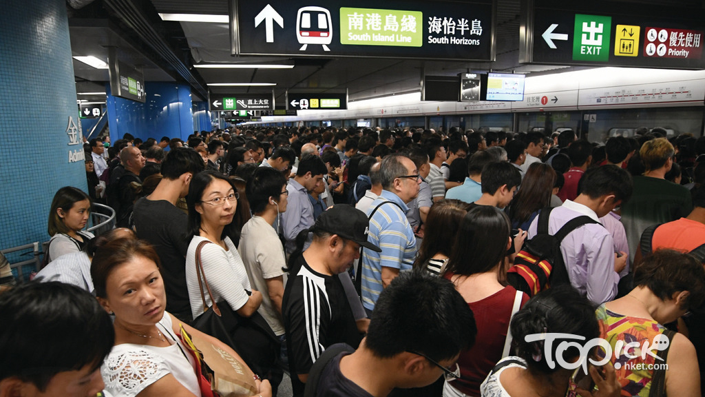 金鐘站是三線轉車站，繁忙時間的候車人龍極多。（資料圖片）
