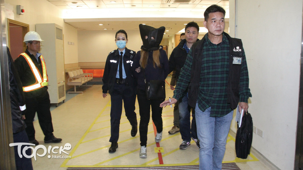 臨臨的繼母黃曉彤（蒙頭者）被控謀殺罪。（經濟日報資料圖片）