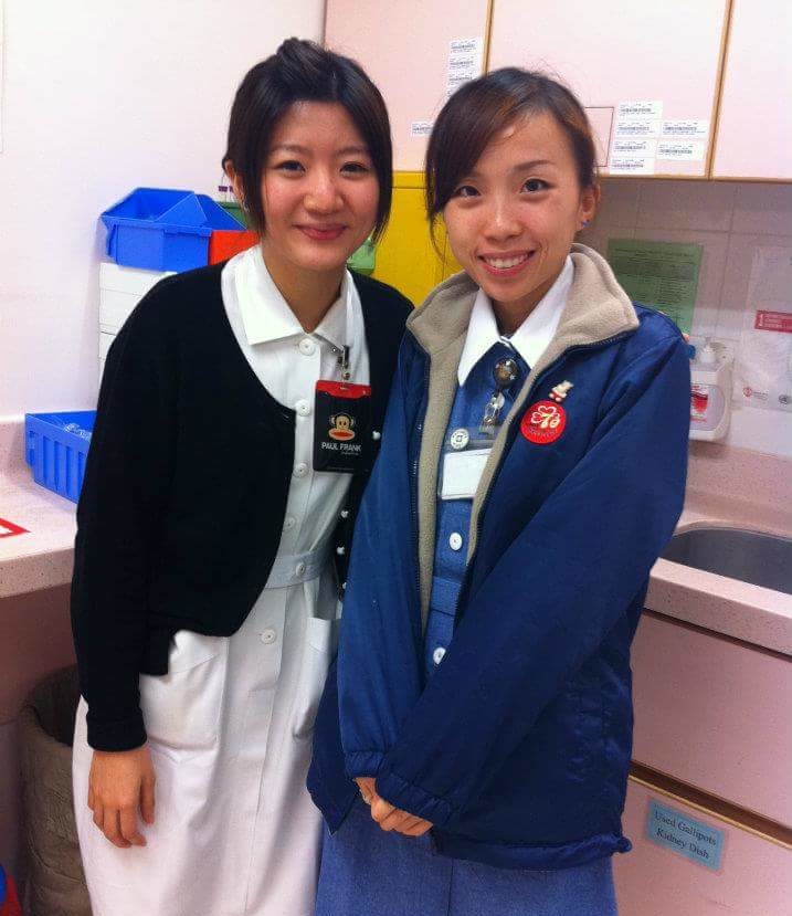 嘉嘉（右）在香港瑪麗醫院工作，病人的經歷讓她有良多啟發。（受訪者提供）