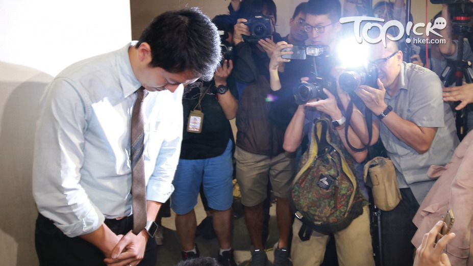 許智峯今天傍晚向涉事行政主任及公眾鞠躬道歉，表示「自己做得很錯很錯」。（陳國峰攝）