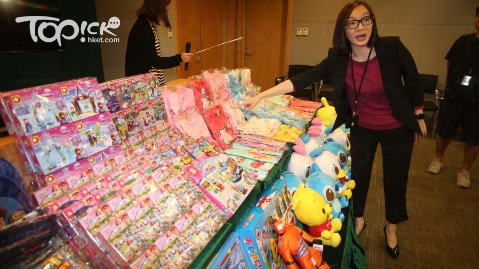 海關撿6800件懷疑侵權玩具及童裝，價錢僅為真貨2至6成。（曾秋文攝） 