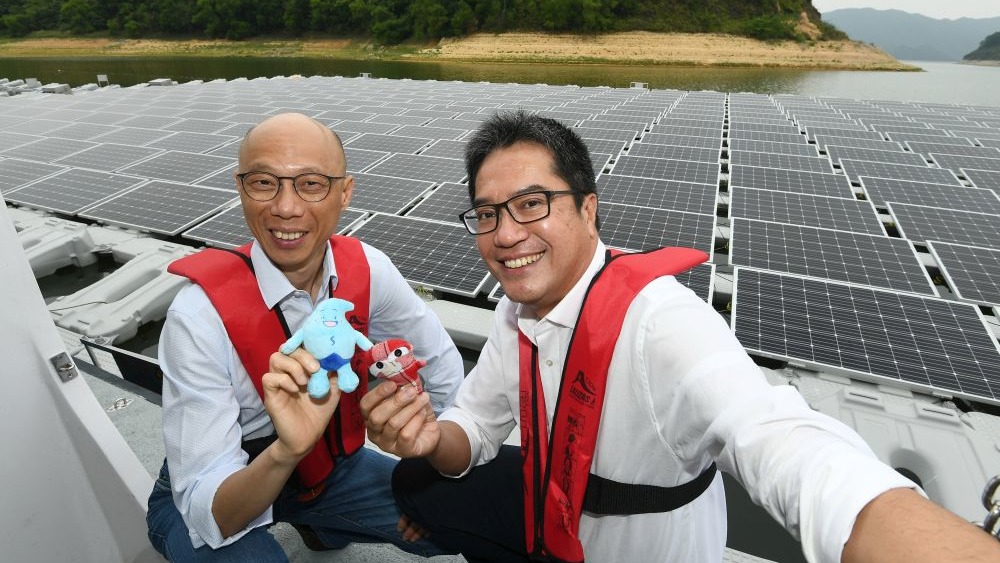 黃偉綸（右）與黃錦星（左）行孖咇參觀浮動太陽能發電板。（政府新聞處）