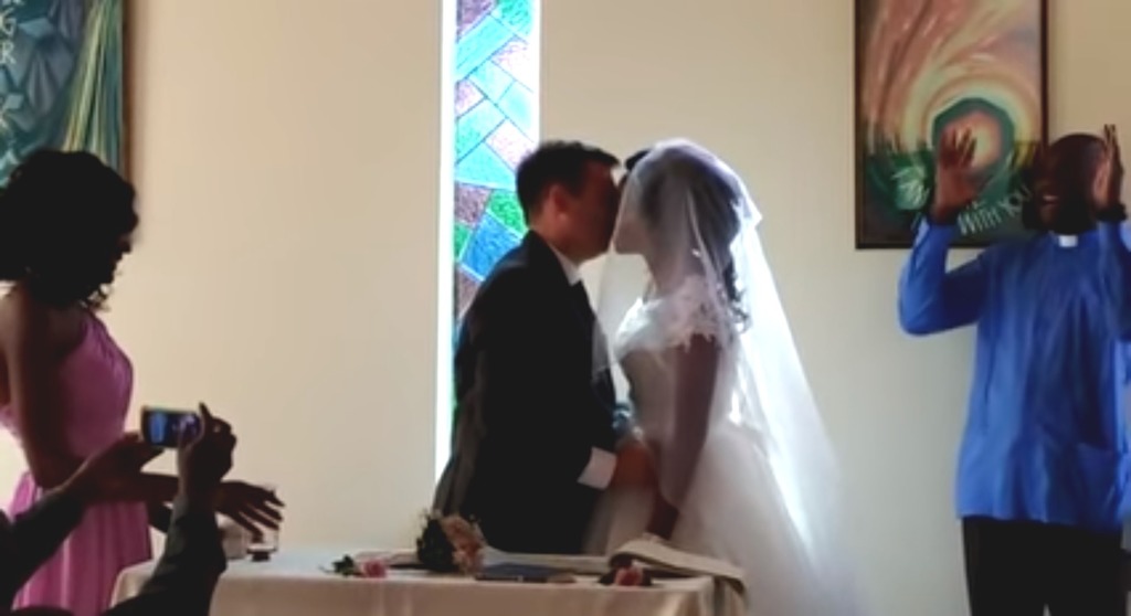 Jamie及Zenele於意外發生後五天舉行婚禮。（YouTube影片截圖）