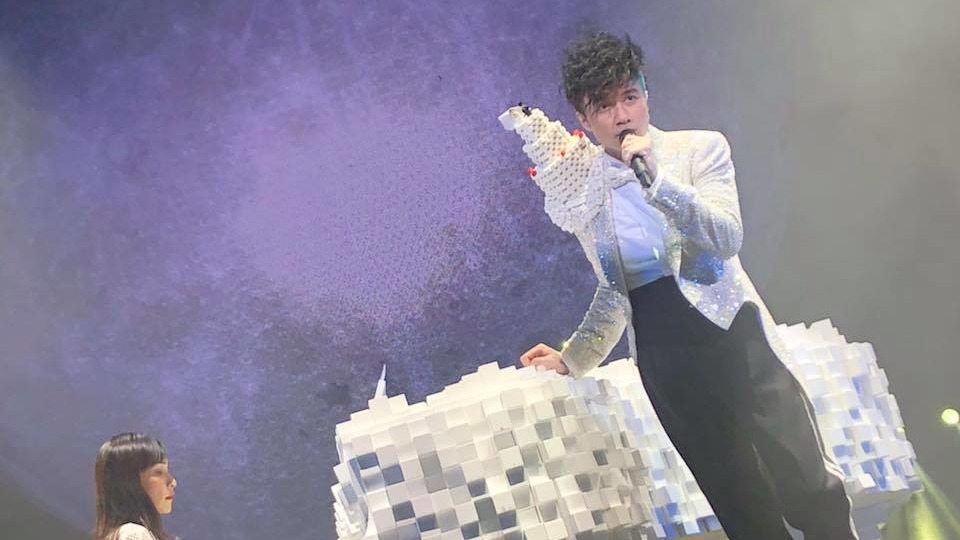 基仔找來當日為他婚禮伴奏的樂手黃丹儀，彈出多首情歌。（圖片：EEG）