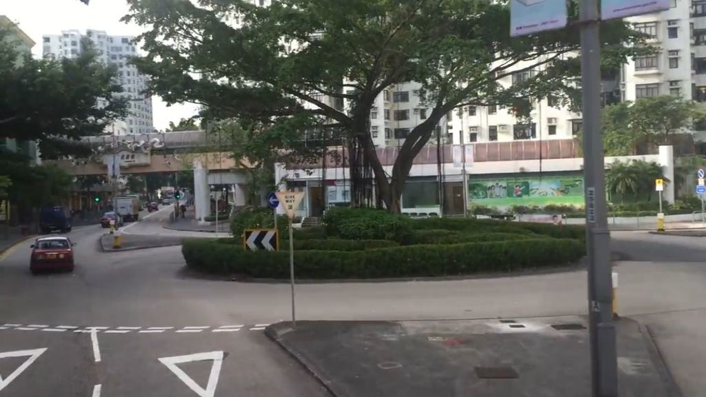 蘇小姐在杏花新城外登上巴士後，巴士要轉彎駛出杏花邨，其兒子就在此時受傷。（受訪者提供）