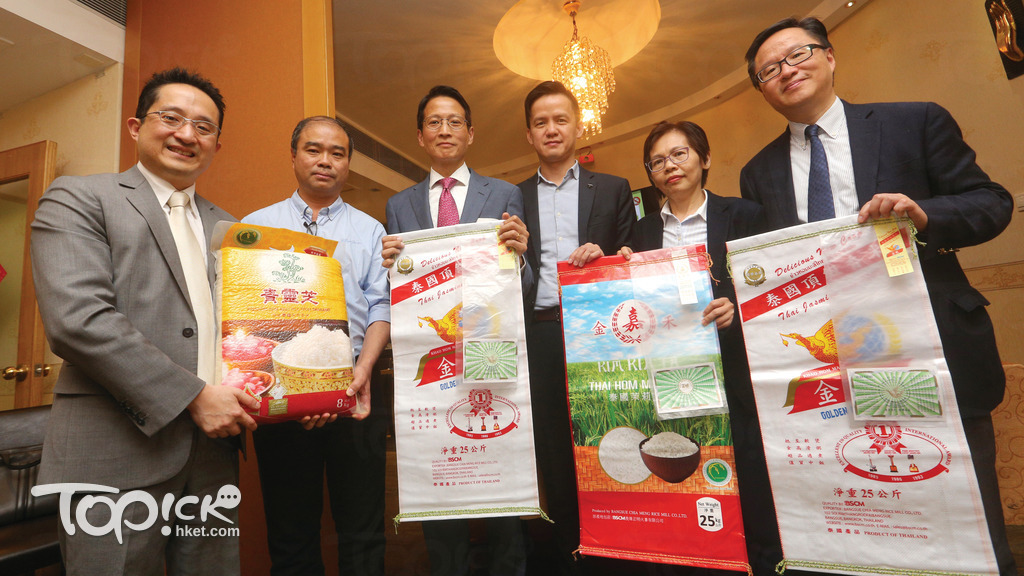 海關上周搗破一間糧油食品供應商以下價米混雜正牌米扮正貨，包括冒認泰國品牌金鳳及青靈芝，泰國駐港商務中心聯同香港米業代表均表示關注。（馮漢柱攝）