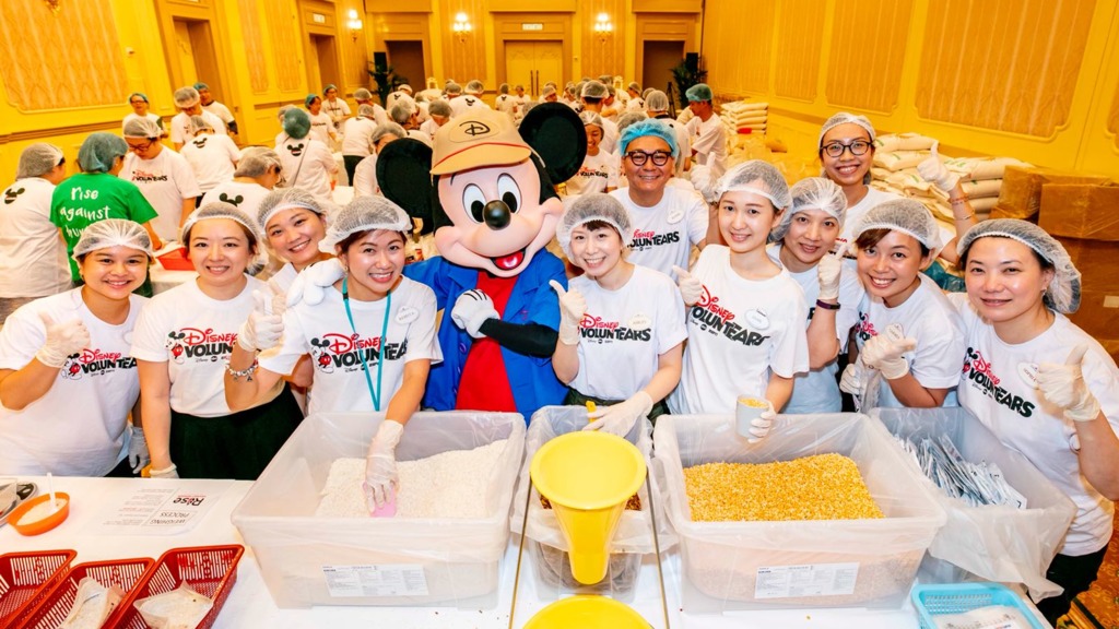 義工們連續6小時製作6萬份饍食包。（圖片由香港迪士尼樂園提供）