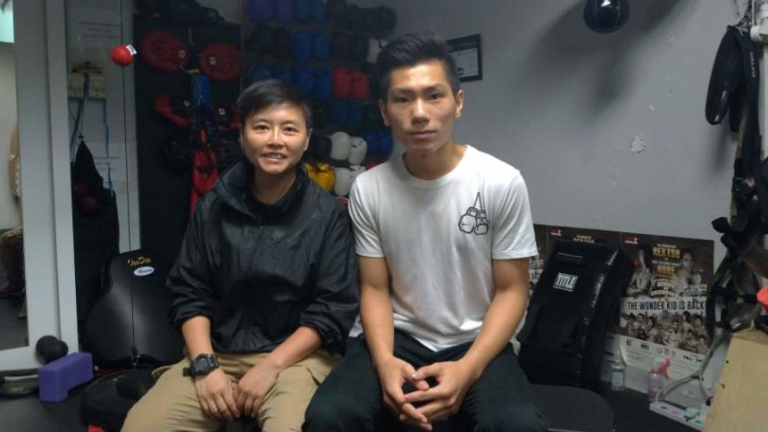 王志強(右)在香港基督教女青年會生涯規劃服務隊社工劉韻鍬(左)的幫助下，開始接觸拳撃。