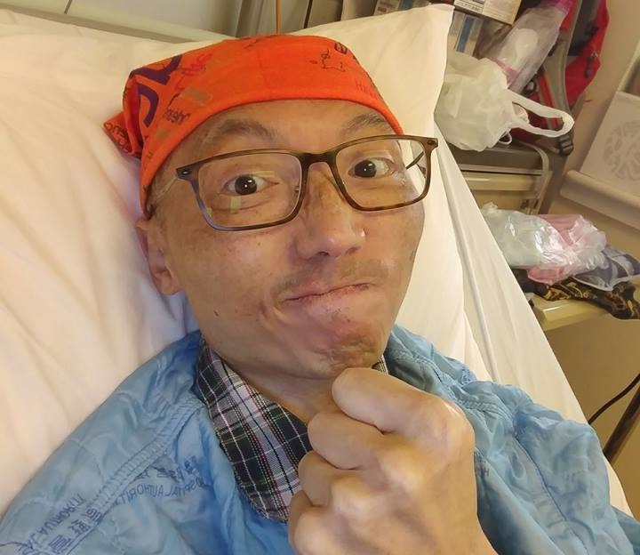 Dennis雖然患上血癌，但仍樂觀面對。（Fb「病中小記」相片）