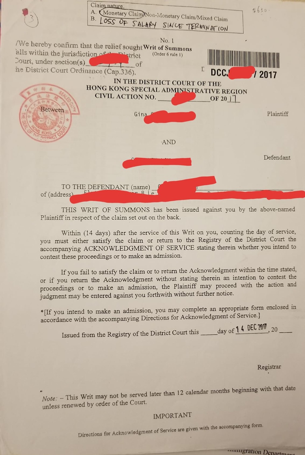 柯生先後收到來自區域法院及勞資審裁處的來信，指菲傭向他們追討毀約賠償，包括1年薪金、代通知金及還柙時的精神損失，總數達50多萬元。（受訪者提供）