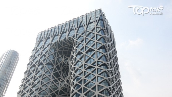 位於澳門路氹的新濠天地摩珀斯酒店（Morpheus）今日開幕，外形建築設計夠科幻感，內部極盡豪華，除了一般的酒店客房之外，更設有超豪華的複式別墅，TOPick帶大家深入酒店內部參觀！（徐穎彤攝）