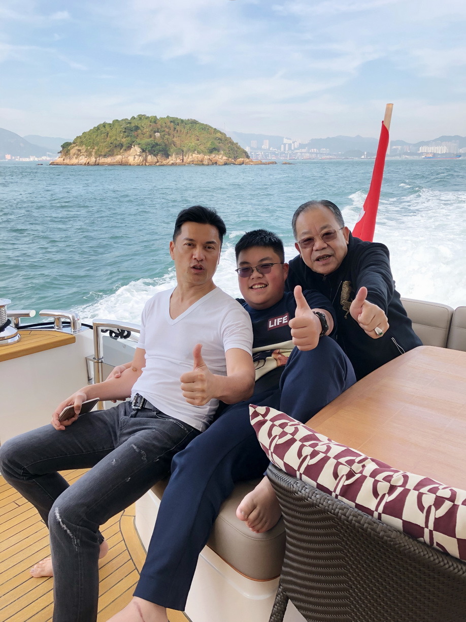 兒子未到英國留學前，呂良偉一有時間就會帶兒子外出消遣。（受訪者提供）