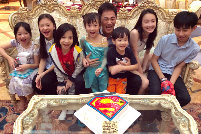 坐在中間給兒孫圍著，就是吳尊父親。（取自吳尊微博）