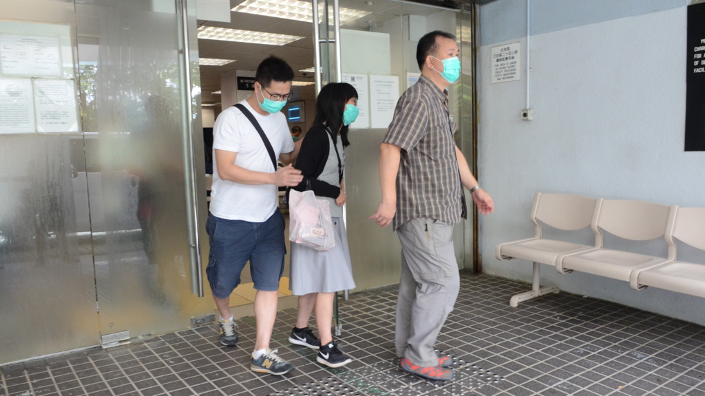 28歲任職社工的家中長女，由內地趕返香港，昨在親友陪伴下認屍。
