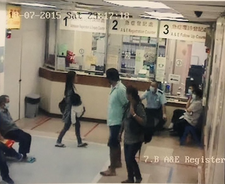 仁濟醫院閉路電視拍得女被告於2015年7月18日手抱著全身僵硬的林林，跑到急症室求醫，護士以為有人抱著一具屍體前來而感到大驚。
