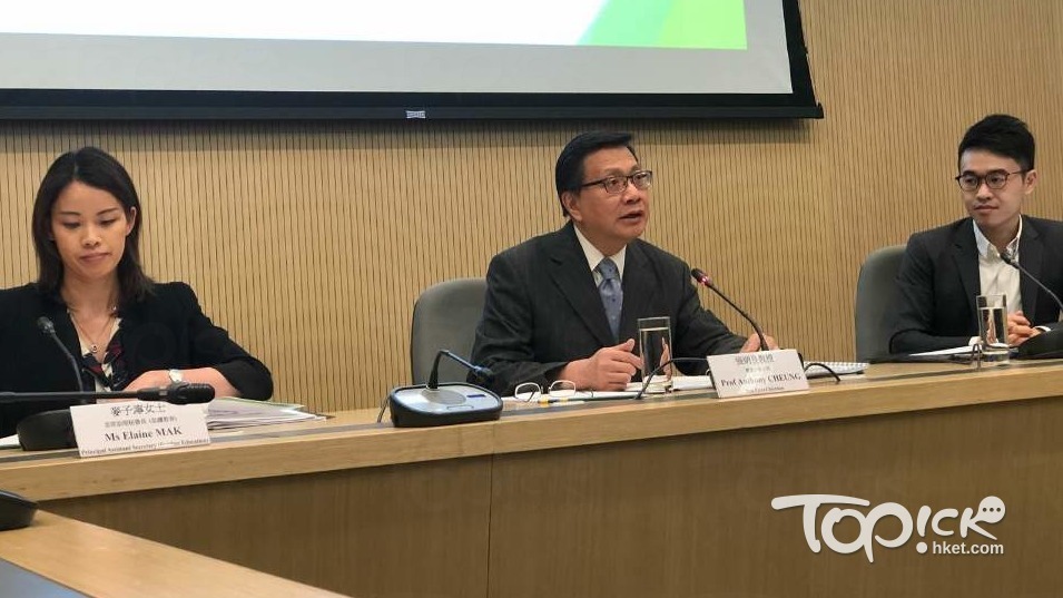 檢討自資專上教育專責小組主席張炳良（中）。（經濟日報記者攝）