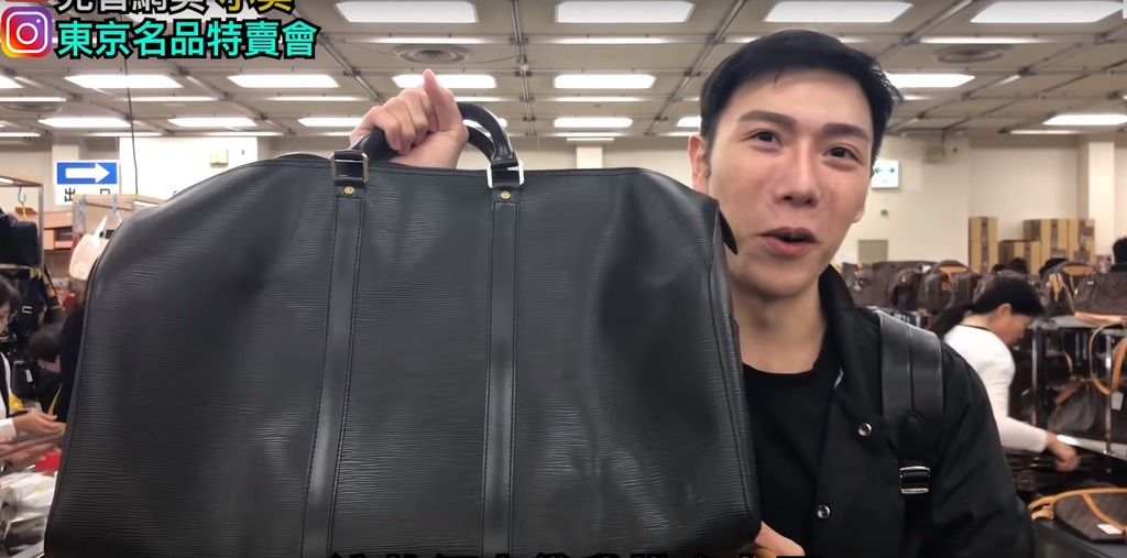 小吳指他手上的黑色LV旅行袋接近全新。相片來源：Youtube片段截圖