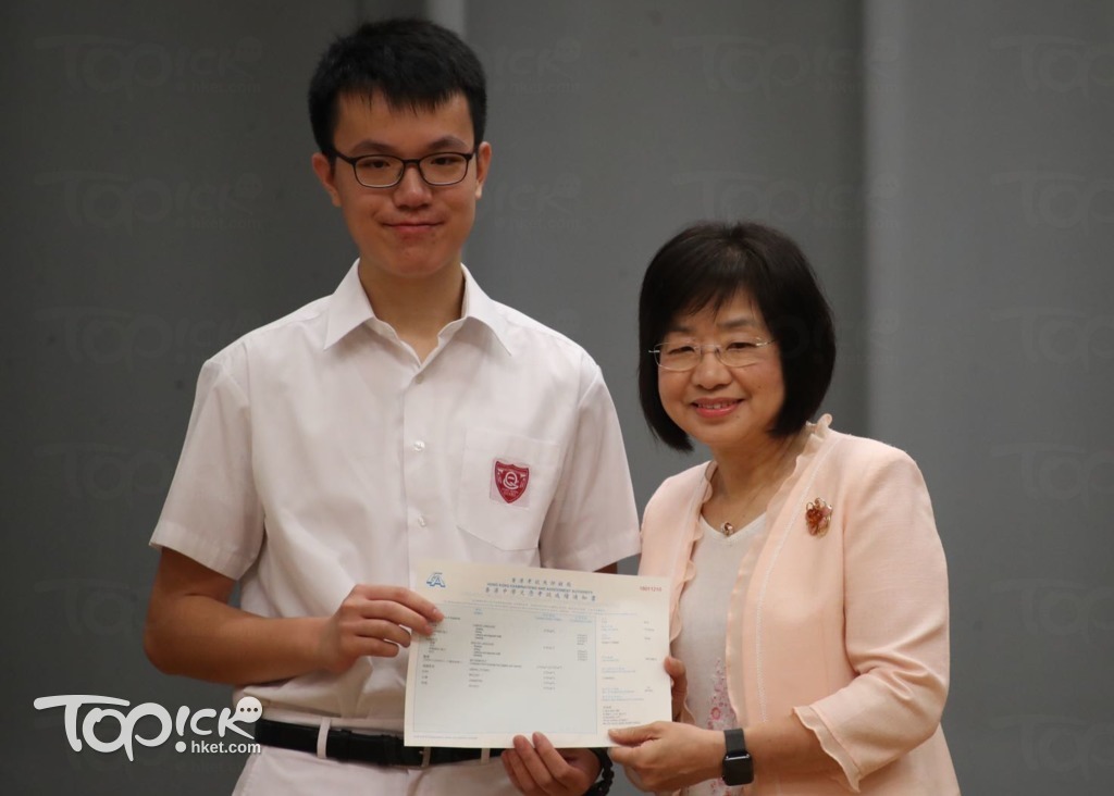 皇仁書院狀元袁瑋謙與校長合照。（林宇翔攝）