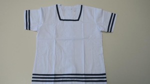 海關指「成順發」女裝校服上的深色綑邊布料含有可釋出有害芳香胺的偶氮染料，違反相關安全標準。（政府新聞處）