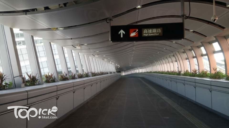 西九龍站共設有7條新建有蓋行人天橋，連接鄰近地鐵站、圓方、尖沙咀及佐敦等地尖沙咀及佐敦一帶。（經濟日報記者攝）